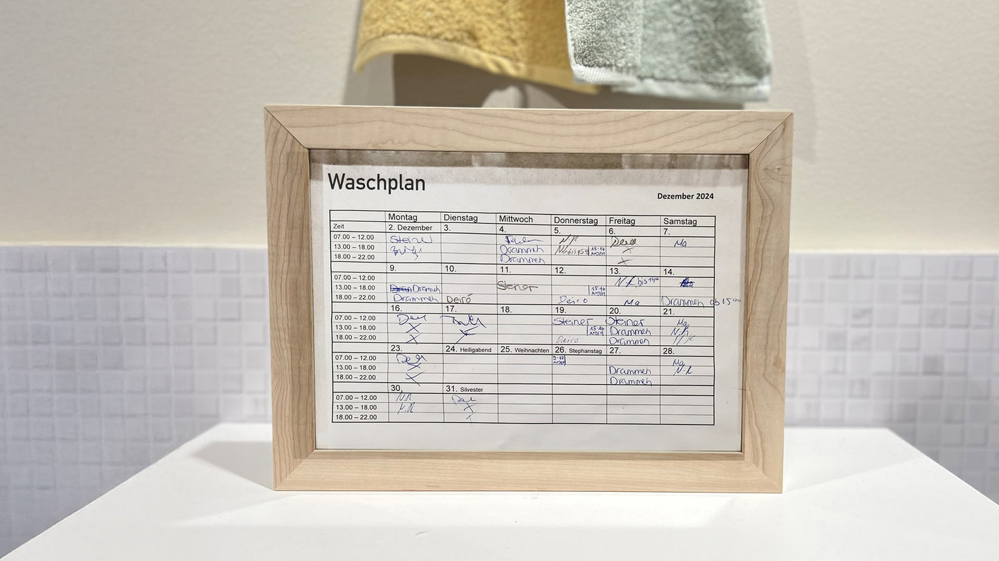 Wechselrahmen für Waschplan in Waschküche um sich einzutragen.