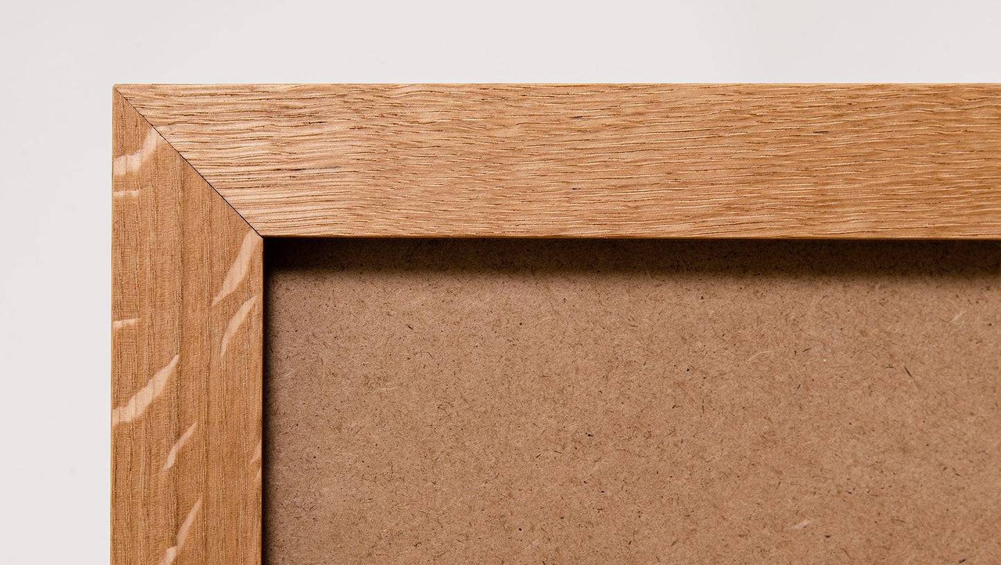 Holzdetail des Eichenbilderrahmen mit den typischen Spiegelungen in der Holzstruktur