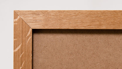 Holzdetail des Eichenbilderrahmen mit den typischen Spiegelungen in der Holzstruktur