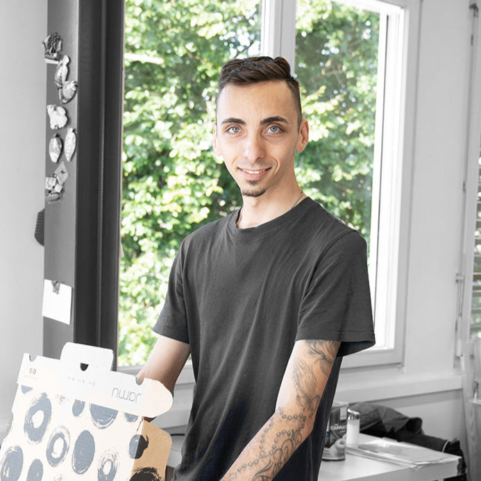 Mitarbeiter verpackt die JAMU Bilderrahmen in die Kartons