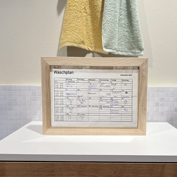 Ahorn BIlderrahmen in einer Wäschküche mit Waschplan