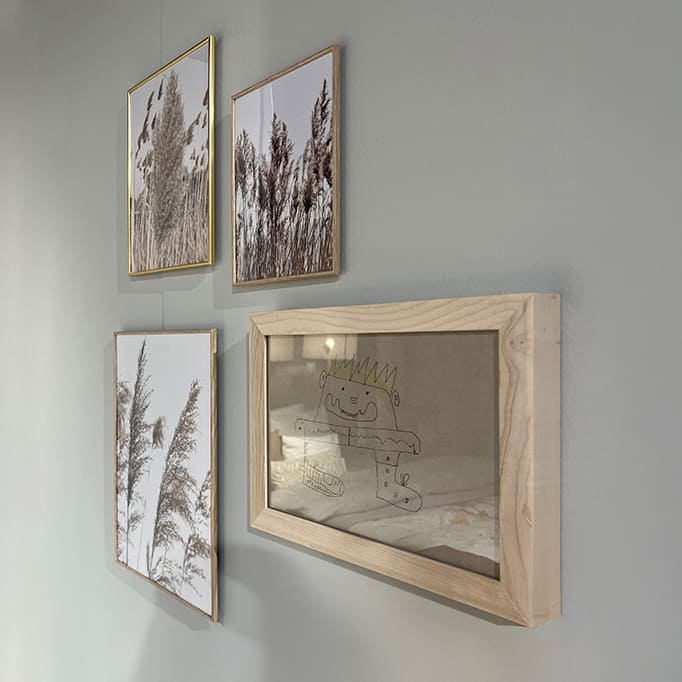 Ahorn Bilderrahmen an Bilderwand, kombiniert mit anderen Bildern.