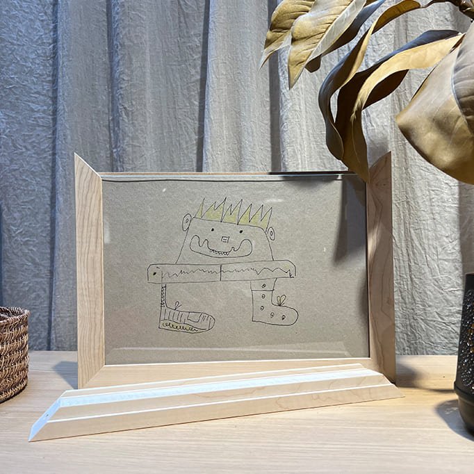 offener Ahorn Bilderrahmen auf Sideboard