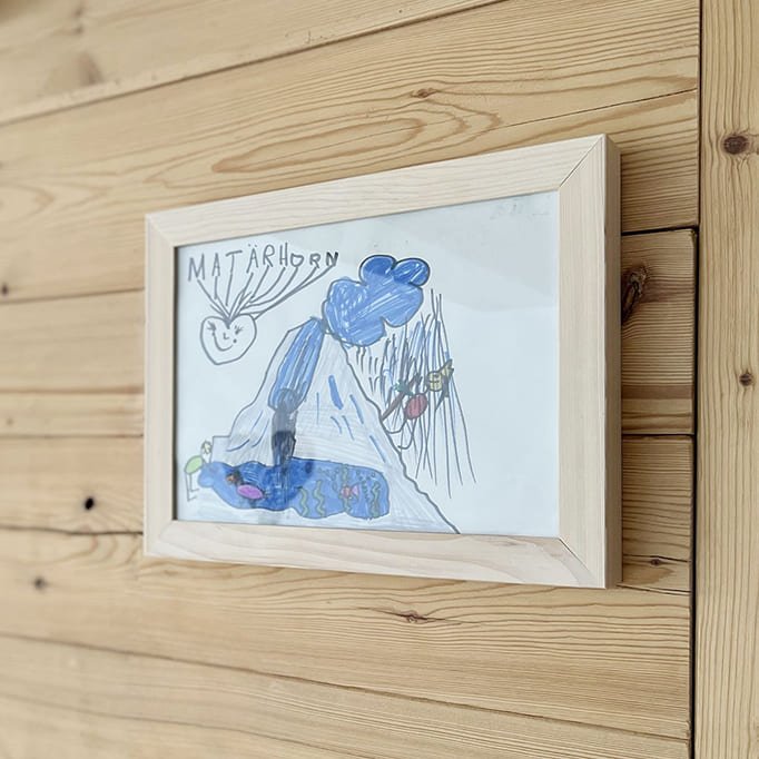 Rahmen aus Tanneholz an Holzwand